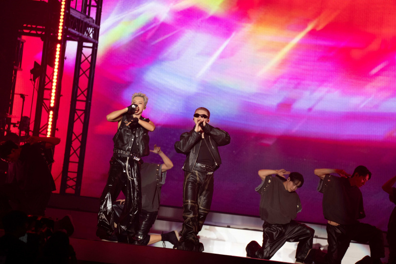 HxW開場便以全黑俐落帥氣勁裝登場，展現雙人默契與強大舞台魅力。（圖／D-SHOW提供）