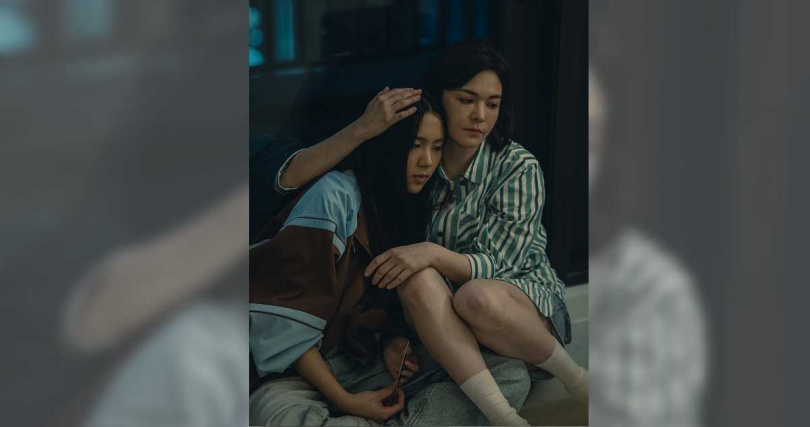 Emma李曼唯（左）在《整形過後》與張榕容（右）有不少對手戲。（圖／六魚文創提供）