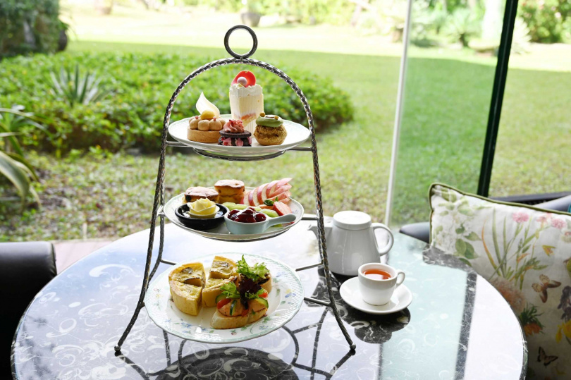 大廳酒吧三層英式下午茶每套1,180元＋10％起，集結4款鹹點與4款甜點，旅人可在挑高明亮的空間中，享受悠閒午後時光。（圖／墾丁凱撒提供）