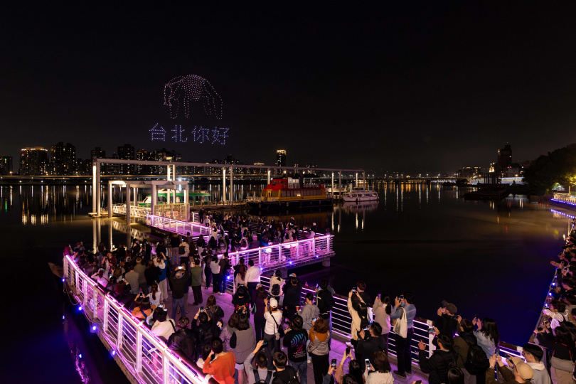 外星人洛基空降台北大稻埕碼頭。（圖／索尼提供）