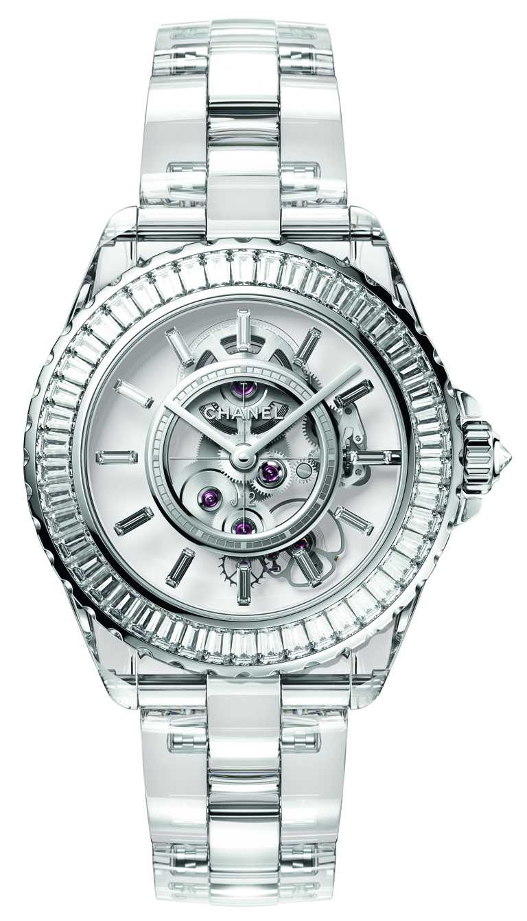 CHANEL「J12 X-RAY」腕錶，藍寶石水晶、18K白金錶殼，Caliber 3.1型手動上鍊鏤空機芯，38mm， 92顆長鑽及1顆明鑽，限量12只╱19,952,000元。（圖╱CHANEL提供）