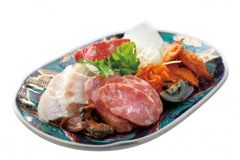 「香腸熟肉」是老台南人的下午茶，盤內各式好料，洋溢古早好滋味。（380元）（圖／于魯光攝）