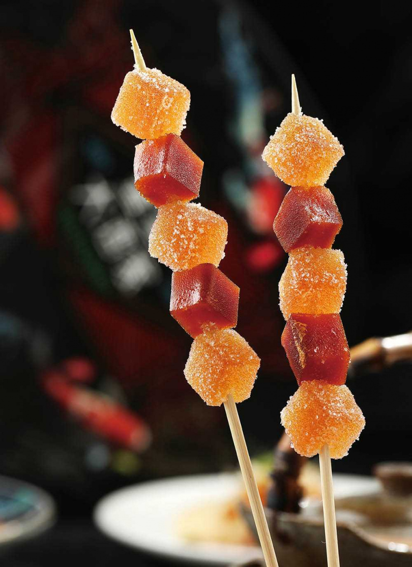 「烏魚子棒棒糖」選用台南佳里的野生烏魚子，最近又推出搭配水果軟糖版本。（220元／支）（圖／于魯光攝）