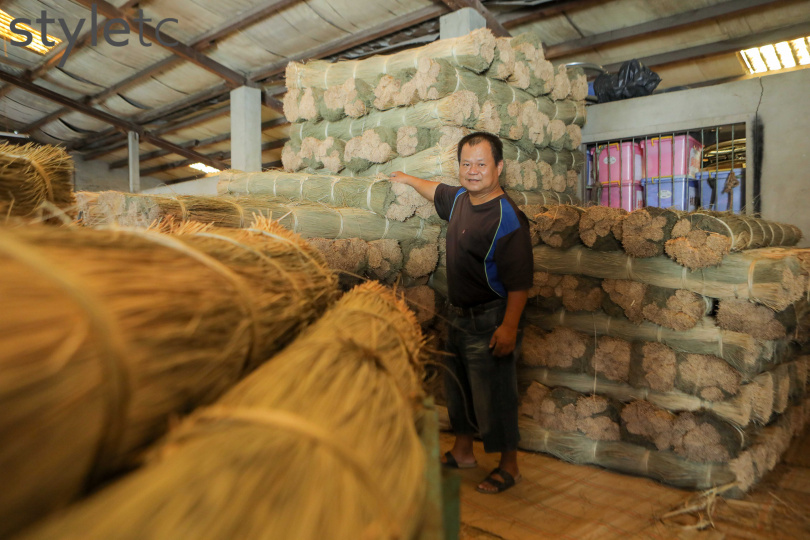 現在廠內藺草來源已從台灣轉為越南，但仍保留傳統機器製蓆方式。（圖／林士傑攝）