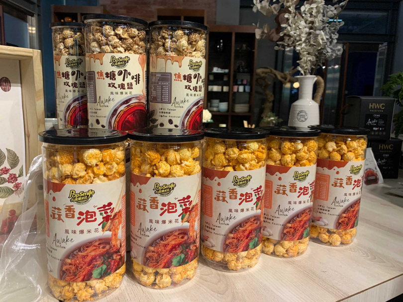   2021台灣咖啡節聯名限量商品－卡滋爆米花焦糖玫瑰鹽咖啡和蒜香泡菜口味。  