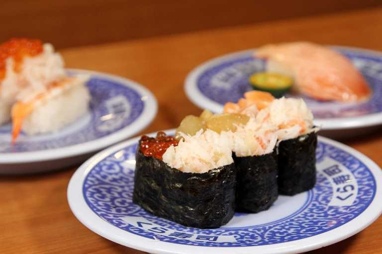 「蟹肉軍艦三重奏」，以藏壽司嚴選蟹肉搭配鮭魚卵、小貝柱、生鮭魚打造出三貫別具風味的壽司。（80元）