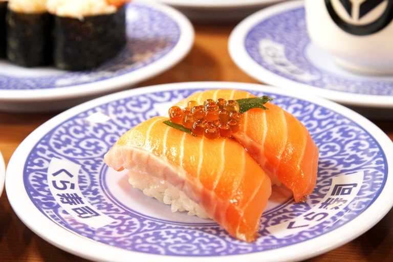 「親子生鮭魚壽司」就像在品嘗迷你版的親子丼。（80元）