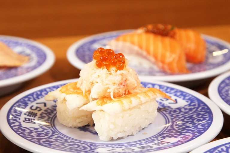 「蝦蟹合鳴」分別在蝦子與蟹肉上佐以鮭魚卵點綴，奢華感十足。（80元）