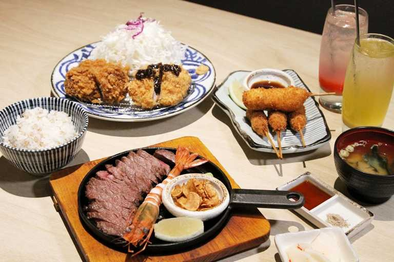 京都勝牛特別將「鮮甜海老鐵板牛排」與「蒲燒BBQ雙醬鰻豬」組合成「初夏牛味雙人餐」，早鳥優惠還贈送鯛魚燒。（1,080元）
