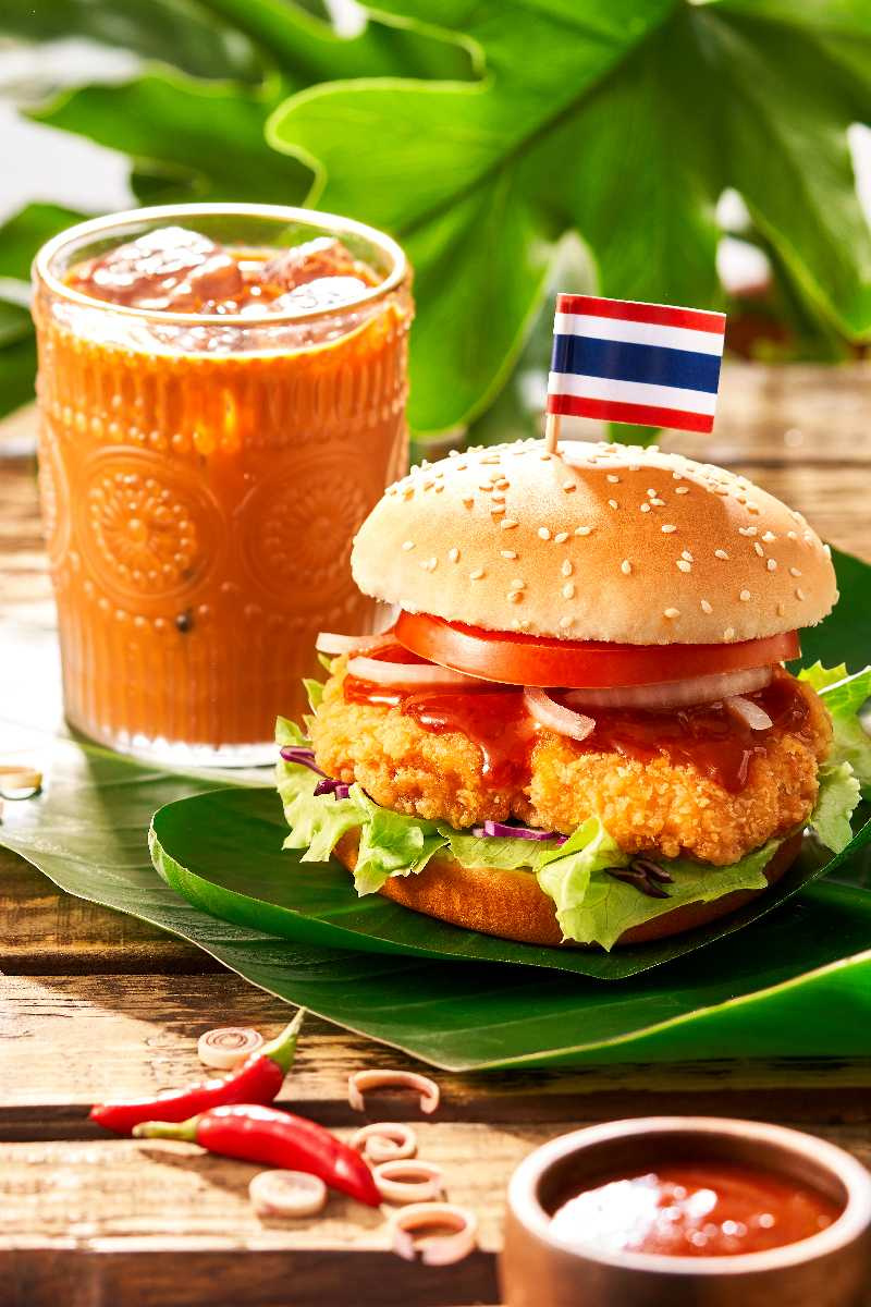 Q Burger「世界風味賞－泰國站」多汁飽滿的「泰辣卡啦雞腿堡」搭配主廚特調泰式酸辣醬一秒穿越到泰國！