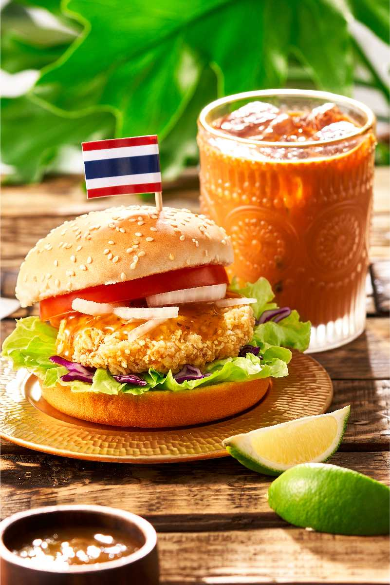 Q Burger「世界風味賞－泰國站」清爽開胃的「泰檸酸甜真蝦堡」嚴選海味真蝦排搭配主廚獨家秘製泰式酸甜檸檬醬，彷彿一早身處泰國傳統市場！