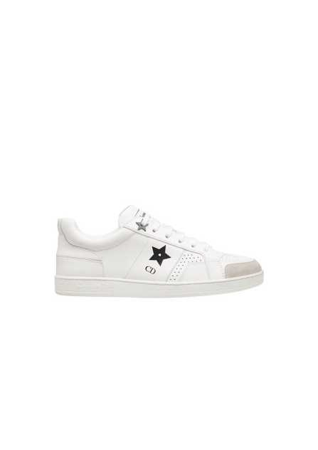 Dior Star白色小牛皮黑色CD星星圖案休閒鞋／27,000元  有著幸運星點綴的新款Dior Star運動鞋，穿上它一定能為妳帶來好運氣。（圖／品牌提供）