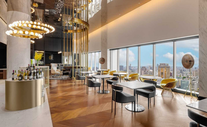 位於20樓的艾美行政酒廊，提供萬豪旅享家白金以上會員及行政樓層貴賓使用。