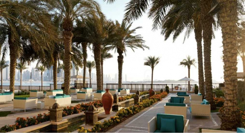 棕櫚島費爾蒙特飯店是杜拜當地知名的度假勝地。（圖／擷取自棕櫚島費爾蒙特飯店官網）