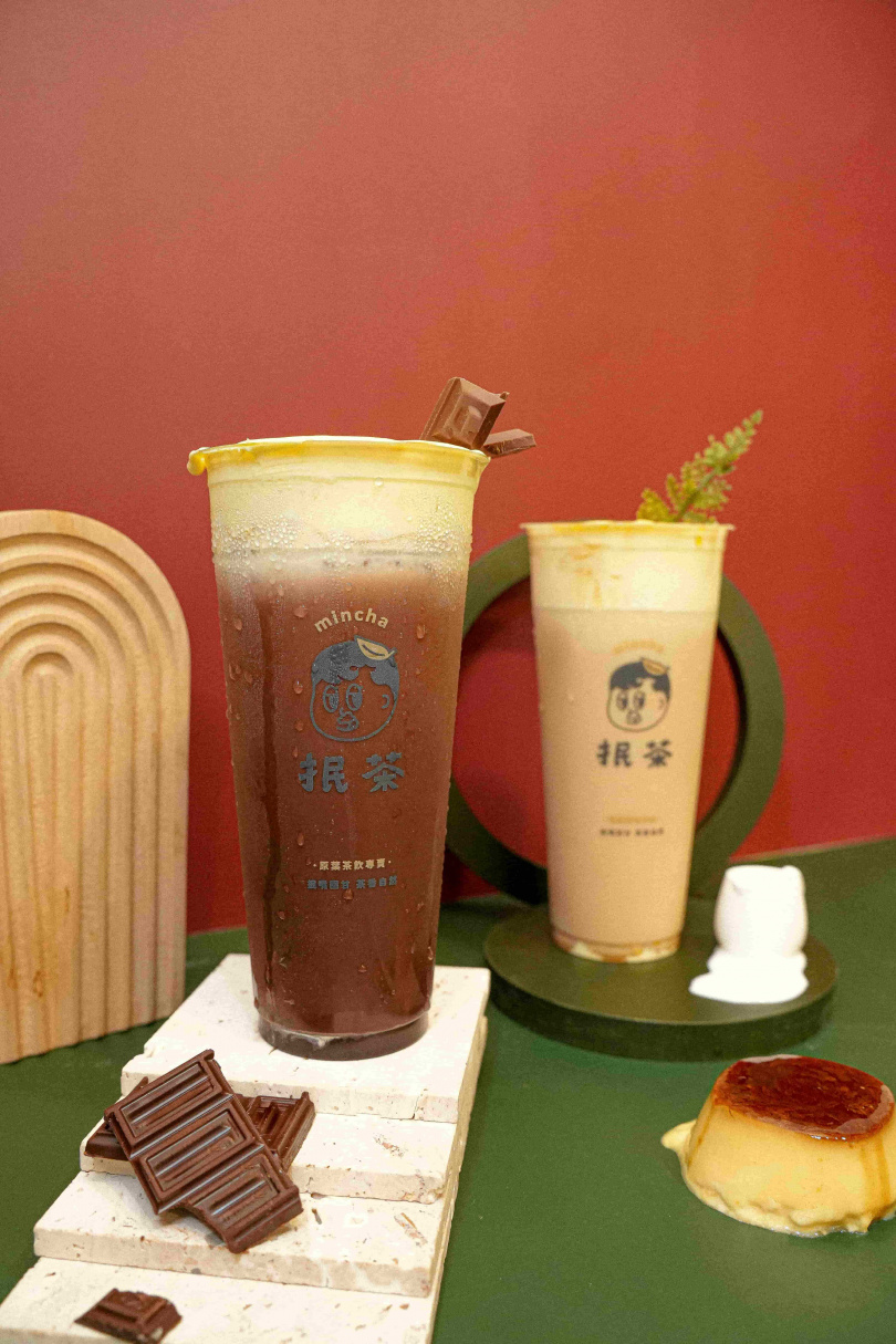 冬季新品厚奶布蕾可可(左)、厚奶布蕾鮮奶茶(圖/抿茶提供)
