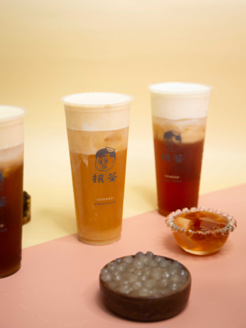 抿茶有咀嚼控必點的三閨蜜凍、鐵觀音茶凍、咖啡凍、珍珠、椰果等好料(圖/抿茶提供)