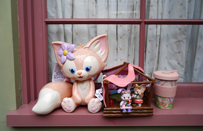 小狐狸LinaBell的造型爆米花盒與粉嫩外帶杯都是頗具人氣的周邊商品。（圖／魏妤靜攝)