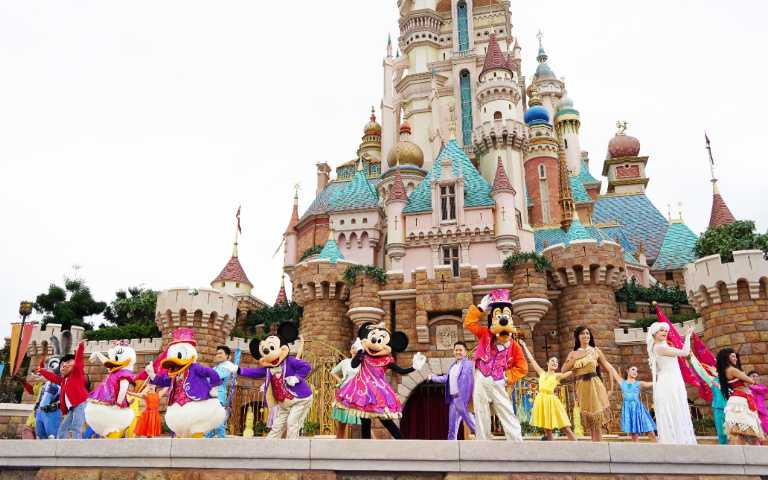 除了夜間匯演，還有「迪士尼尋夢奇緣」會在新城堡前上演，有許多大家熟知的老朋友現身，帶領遊客在音樂歌舞中展開追夢旅程。（圖／魏妤靜攝)