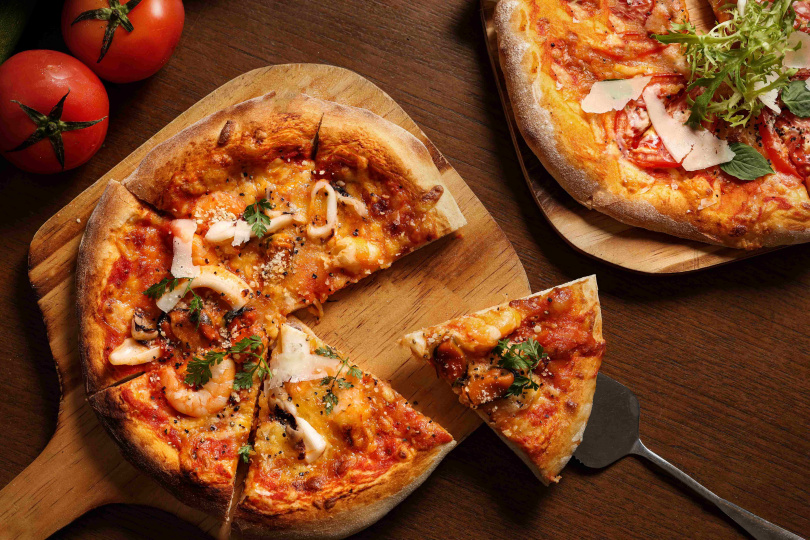 「完熟番茄瑪格莉特披薩」，以莫札瑞拉起司、番茄、羅勒簡約組成，烘烤過程可以讓餅皮口感更加酥脆，這樣的新口感，一定要來吃吃看！