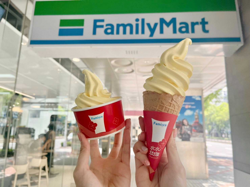 椰椰奶奶霜淇淋滑順香濃，於1,300間Fami!ce單口味店舖同步販售，只要上「全家」會員APP「地圖趣」即可查詢附近霜淇淋販售店舖。
