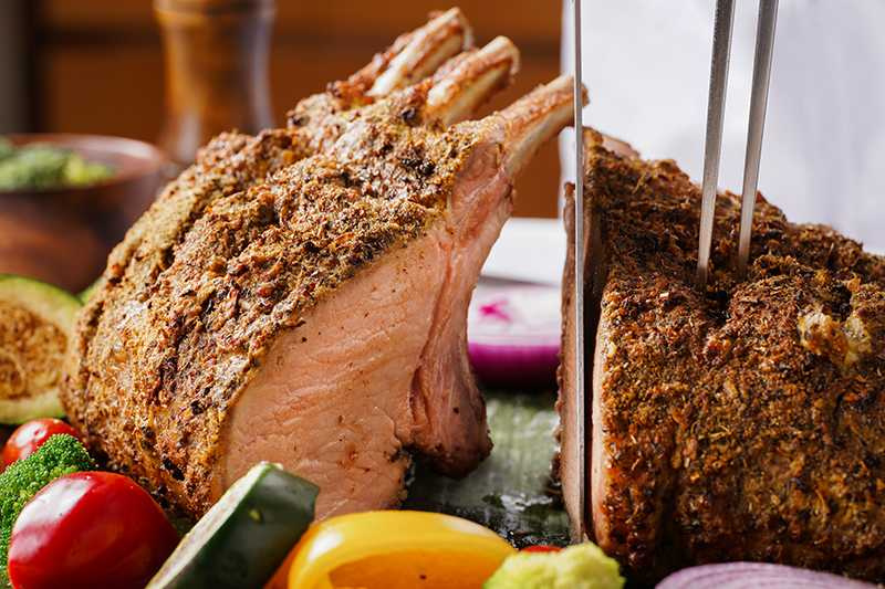 台南遠東香格里拉「遠東CAFÉ」自助餐廳推出期間限定「極致肉食享受」，即日起至9/17。