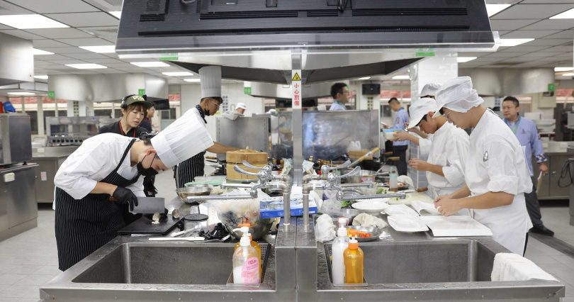本屆環太平洋國際廚藝大賽一共吸引48組106位餐飲高手報名角逐，戰況激烈。（圖／中華海峽兩岸餐飲連鎖經營協會提供）
