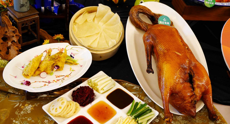 台北新板希爾頓酒店青雅中餐廳的「嫣紅燒鵝」獲得「名菜名點」，最近青雅品鵝宴因頗受好評，可能續推至明年中。（圖／魏妤靜攝）