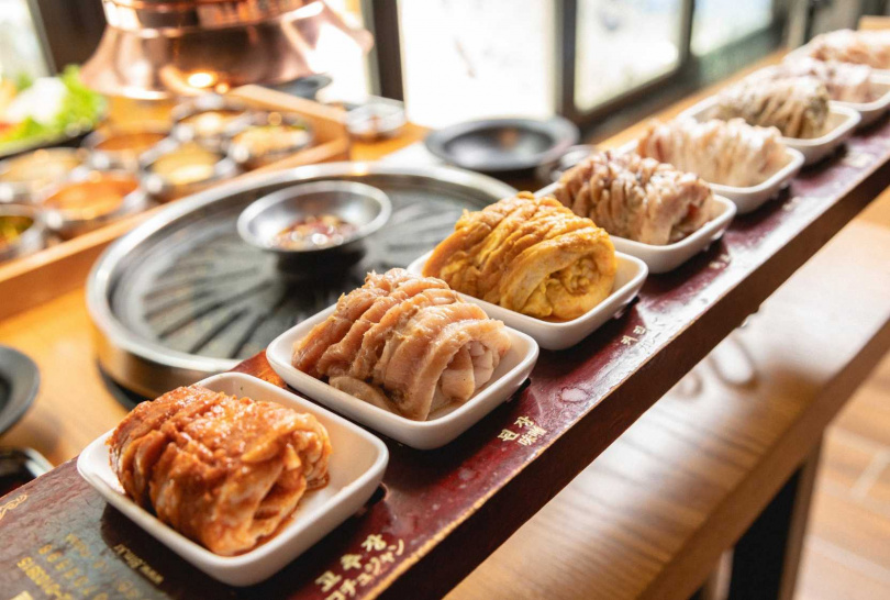 韓國「八色烤肉」今年首度推出外帶「中秋八色生肉套餐」，以9宮格的包裝組合，將八種不同風味豬五花集結成盒。