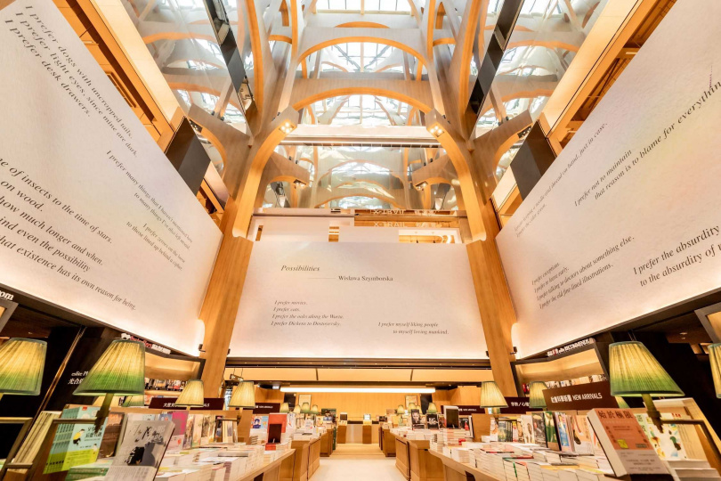 誠品生活新店｜4F書店｜30米挑高天井，可在「光合廣場」自然天光下沉浸書香。