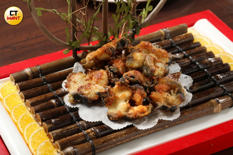 「苦茶油煎鱸鰻」是將屏東養殖的黑鰻，以苦茶油煎熟，肉質香酥彈牙。