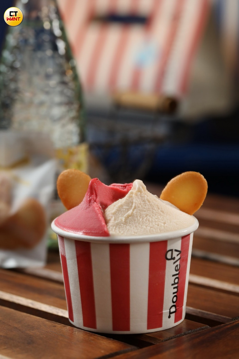 Double V的杯裝冰淇淋可任選1~2種口味，這款是「大象寶寶」與「鳥不踏覆盆子」的組合。