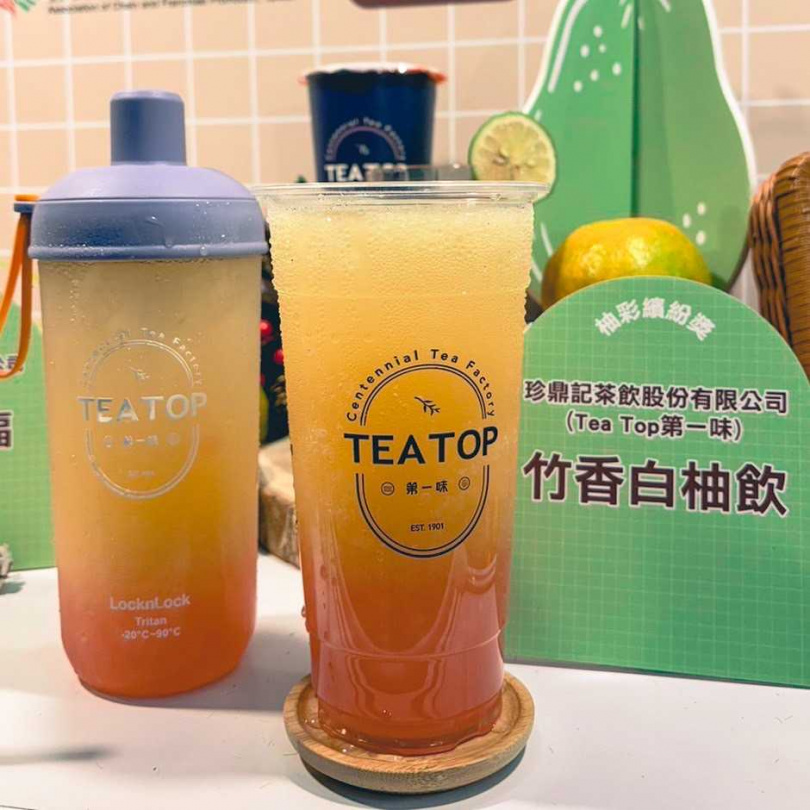 手搖飲品牌《TEA TOP第一味》迎接新春推出新品「竹香白柚飲（櫻花寒天）」。