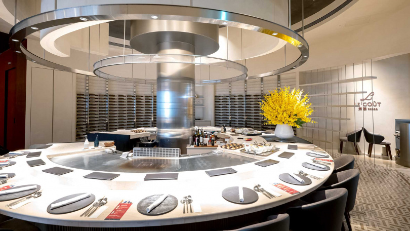 樂葵台北店室內設計透過不鏽鋼的冷峻之美與法式料理的溫馨融合，呈現低調優雅的現代輕奢風。（圖／焦正德攝）