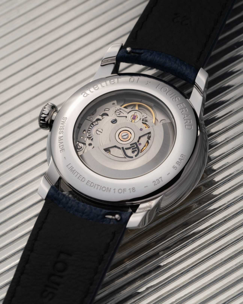「Le Régulateur Louis Erard x atelier Oï 三針一線金色面盤聯名限量腕錶」擁有Sellita SW266-1自動上鍊機芯，直徑25.6mm，厚度5.6mm。