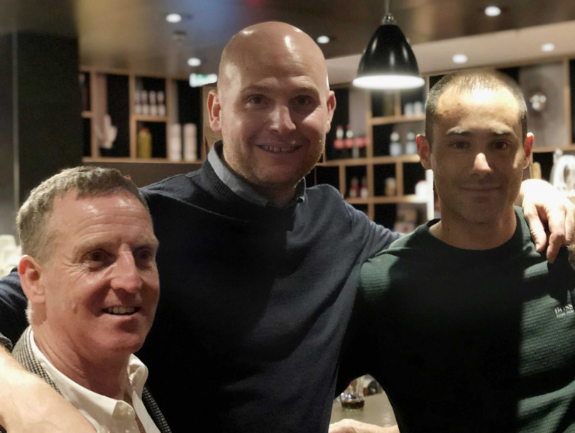 在《窒息倒數》拍攝期間,三位真實事件人物左起戴夫由左起鄧肯奧爾科克(Duncan Allcock)和克里斯萊蒙斯(Chris Lemons)、(Dave Yuasa)親臨片場。(圖/CATCHPLAY提供)