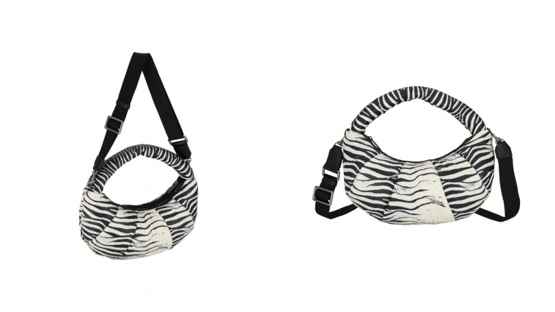 黑白斑紋空氣感小型斜背手提兩用包/15,000元(圖/品牌提供)