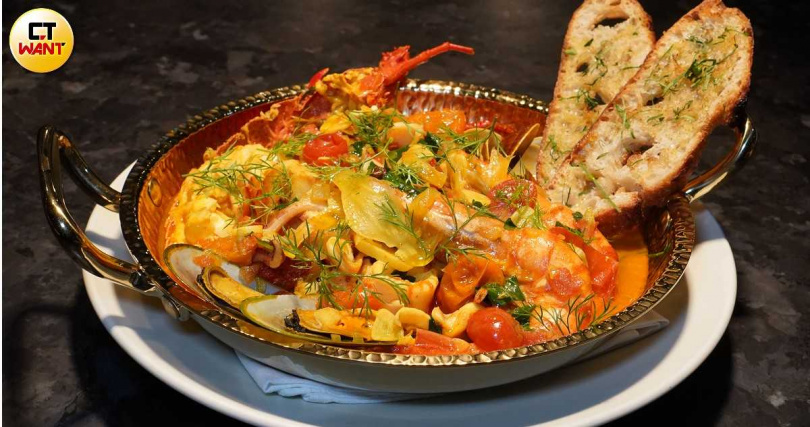 「托斯卡尼綜合海鮮」。（4,180元晚間套餐主菜，圖／魏妤靜攝）