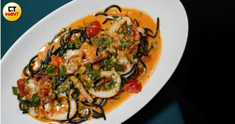 以高湯提味的「爐烤中卷義大利麵」風味飽滿，義大利麵口味每兩週輪替一次，之後還有機會再次推出。（圖／魏妤靜攝）