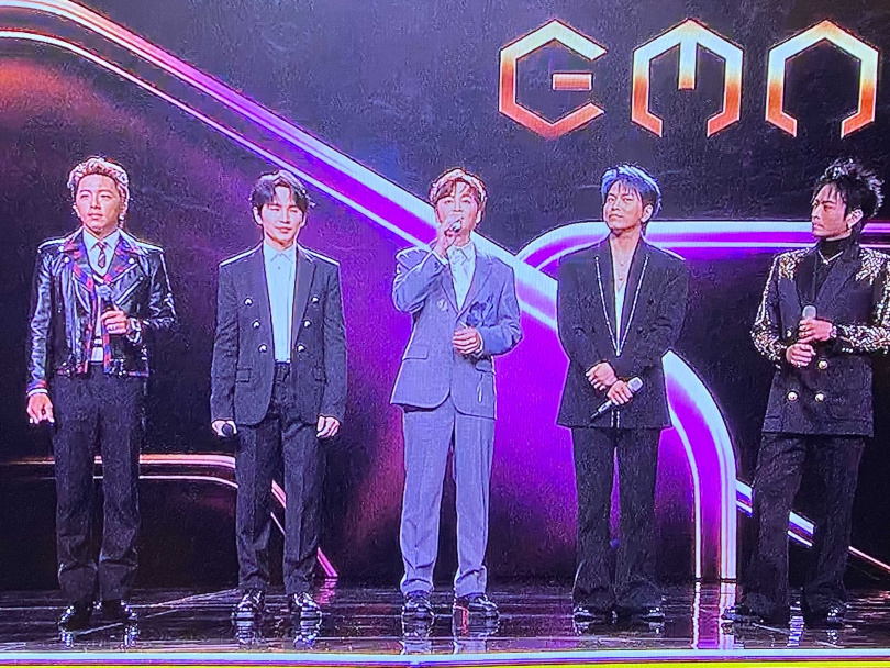 雖然沒有走紅毯，但坤達（左）在典禮開始前趕到現場。（圖／翻攝自台視