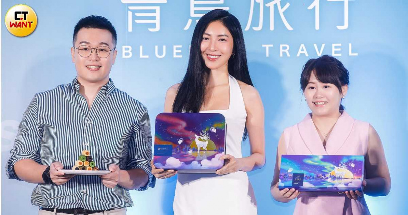 青鳥旅行創辦人楊禮鴻（左）、楊瀞雅（右）與品牌首位代言人楊謹華合影。（圖／趙文彬攝）