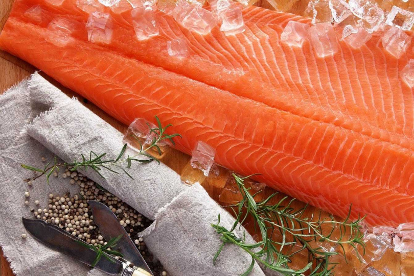 7/25開幕當天將由品牌主廚親自進行「開魚秀」，另外該門市也推出限定商品「柚香鮭魚波奇碗」。（圖／美威鮭魚提供）