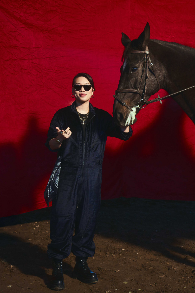 葛仲珊與馬演員對戲。(圖/索尼音樂提供)