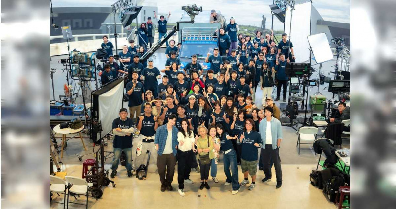 《我們的藍調時光》最後殺青的周渝民(前排左起)、張鈞甯、陸弈靜、鍾欣凌、總製作人柴智屏、導演林子平、信與工作人員合照留念。（圖／米神國際）