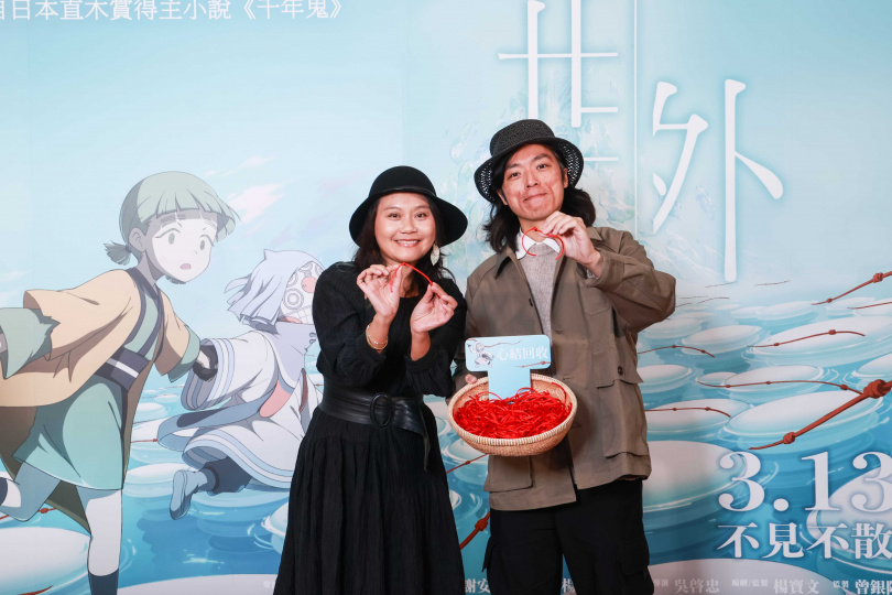 《世外》導演吳啟忠(右)與監製楊寶文希望觀眾看完電影能獲得療癒、放下「心結」。(圖/甲上提供)