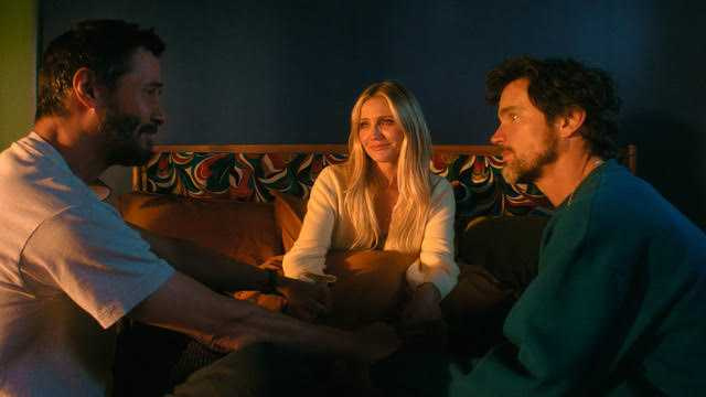基努·李維（Keanu Reeves）和卡麥蓉·狄亞（Cameron Diaz）在喬納·希爾（Jonah Hill）執導的電影《腥途惡果》中再度聚首。（圖／Apple TV提供）