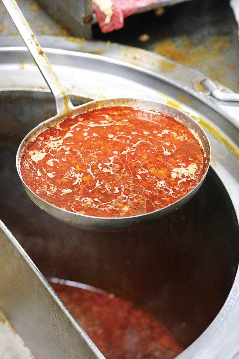 據對辣度的喜好淋上辣油湯，可增加湯頭香氣。（圖／于魯光攝）