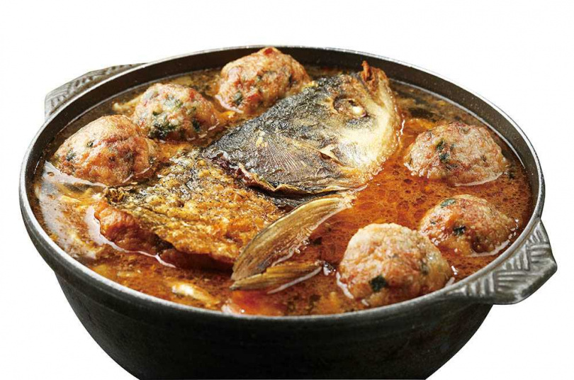 「魚頭獅子鍋」除了鰱魚頭及獅子頭，還有扁魚、蛤蜊、大白菜、番茄和香菇等，整鍋滿滿好料。（980元）（圖／于魯光攝）
