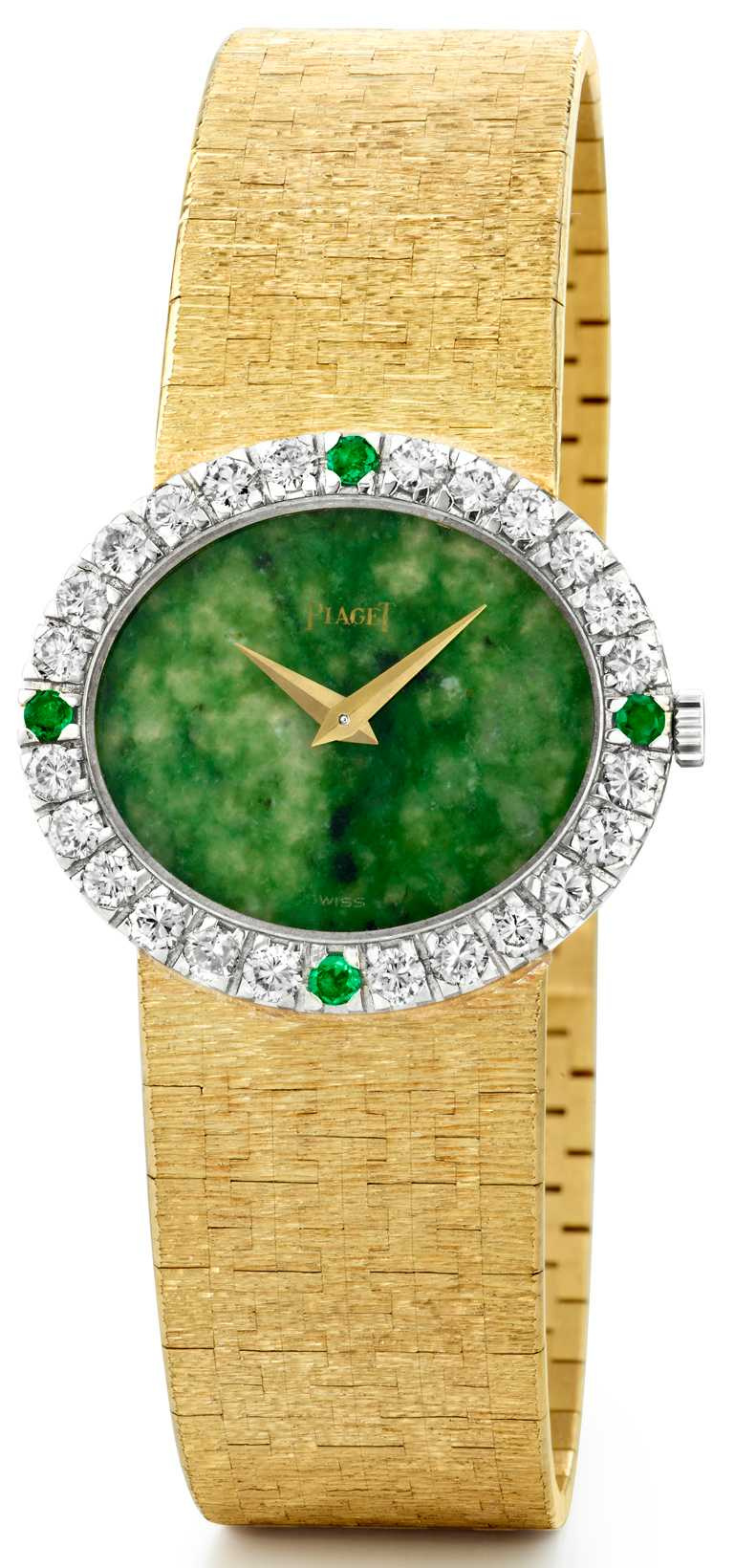 製作於1972年，曾為賈桂琳甘迺迪收藏，黃K金錶殼搭配翡翠錶盤，搭載伯爵傳奇9P手動上鏈機芯；錶圈鑲嵌24顆總重約1.30克拉美鑽、及4顆總重約0.16克拉祖母綠。（圖╱PIAGET提供）