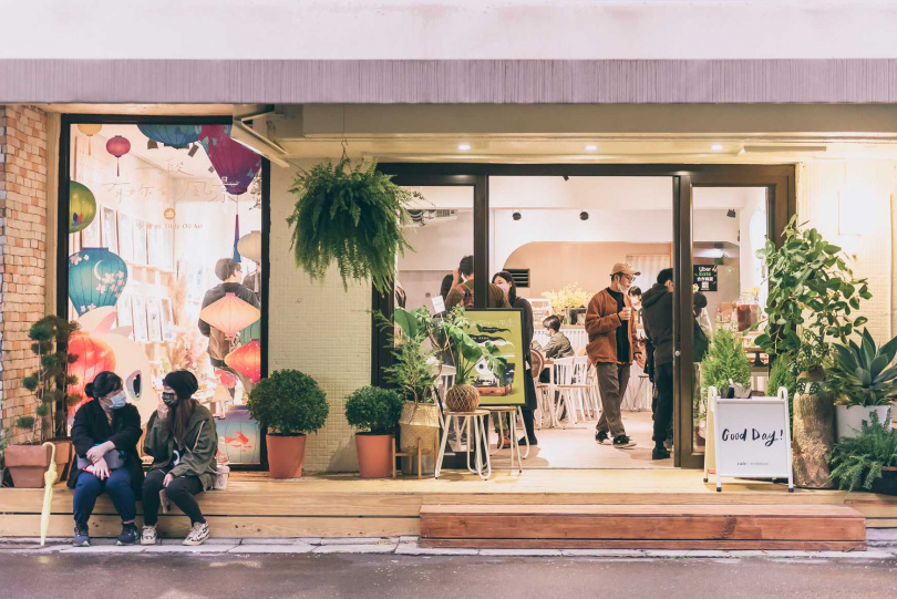 圖說：民生社區的cafeBOMBOM充滿許多綠意，透過展覽與選物，希望成為巷弄間與你生活最貼近的藝文空間。