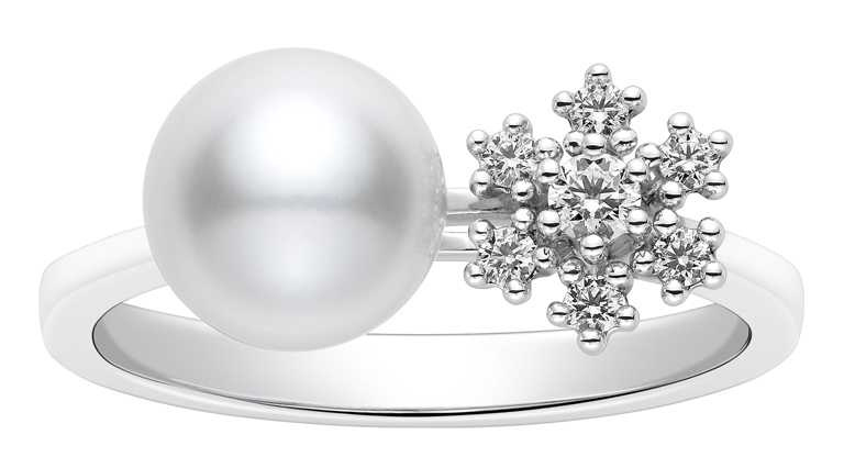 MIKIMOTO雪花造型珍珠鑽戒，18K白金鑲嵌鑽石，搭配日本Akoya珍珠╱40,000元。（圖╱MIKIMOTO提供）